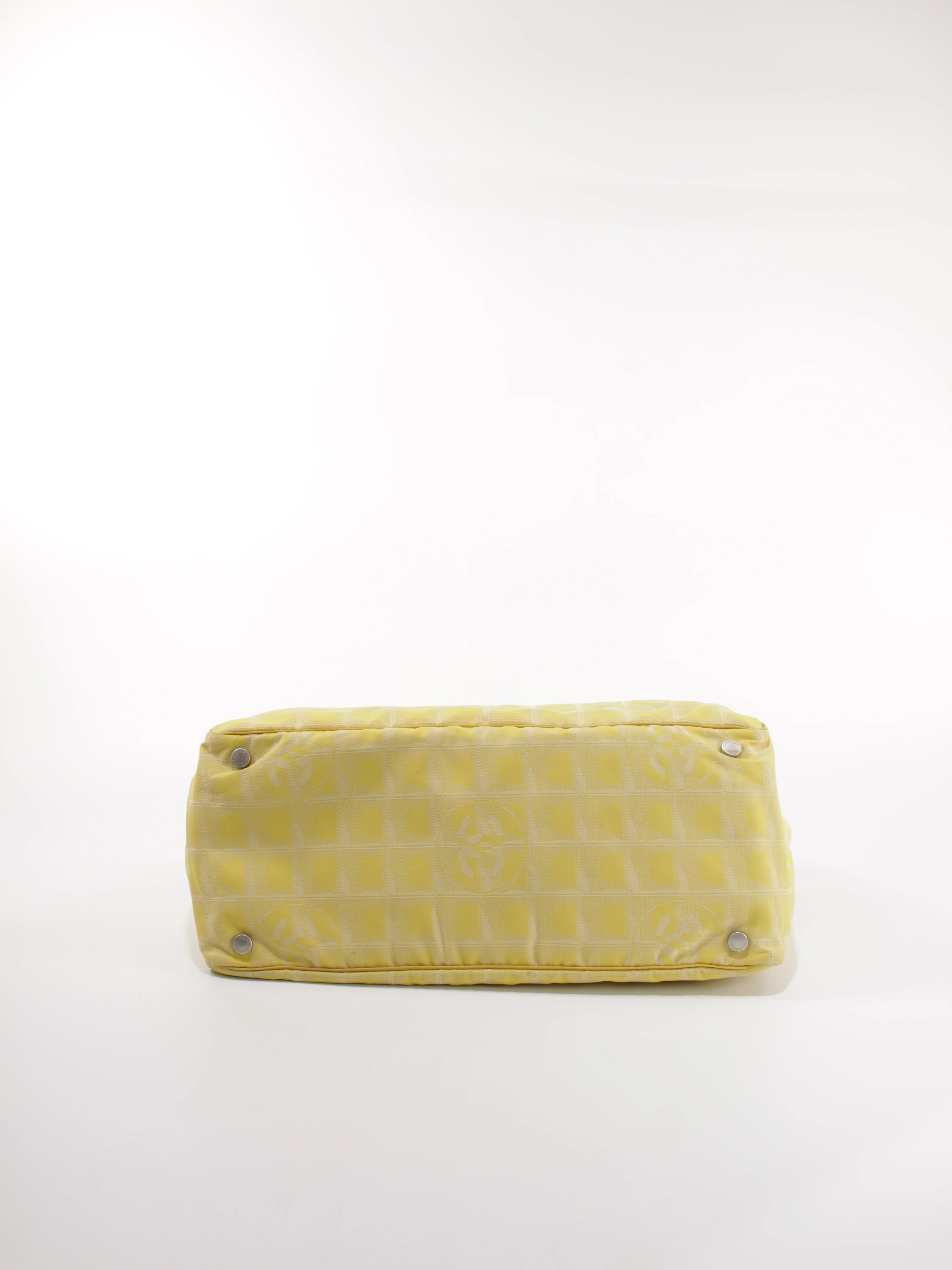 Medium New Travel Line Tote - Image 11