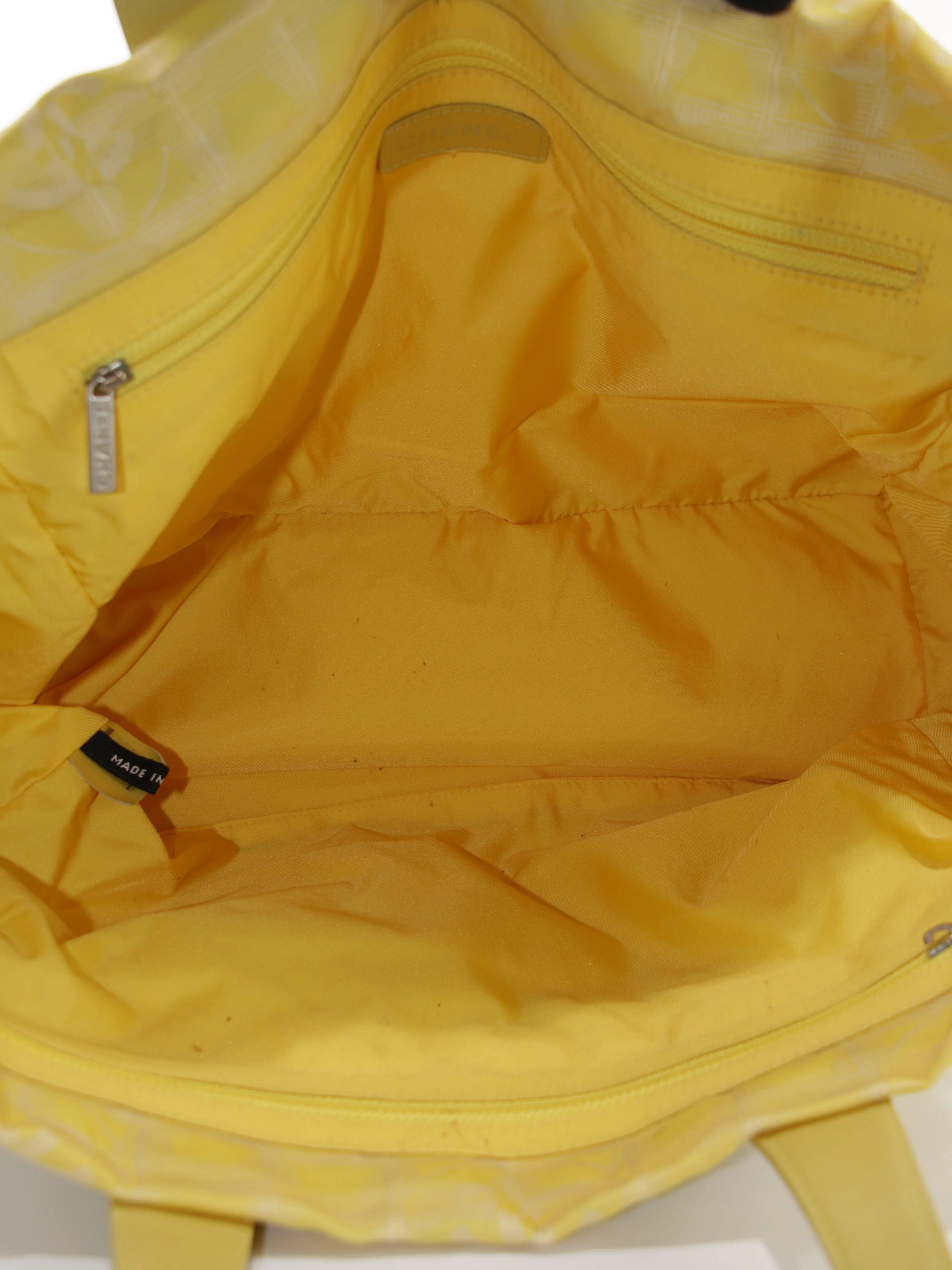 Medium New Travel Line Tote - Image 14