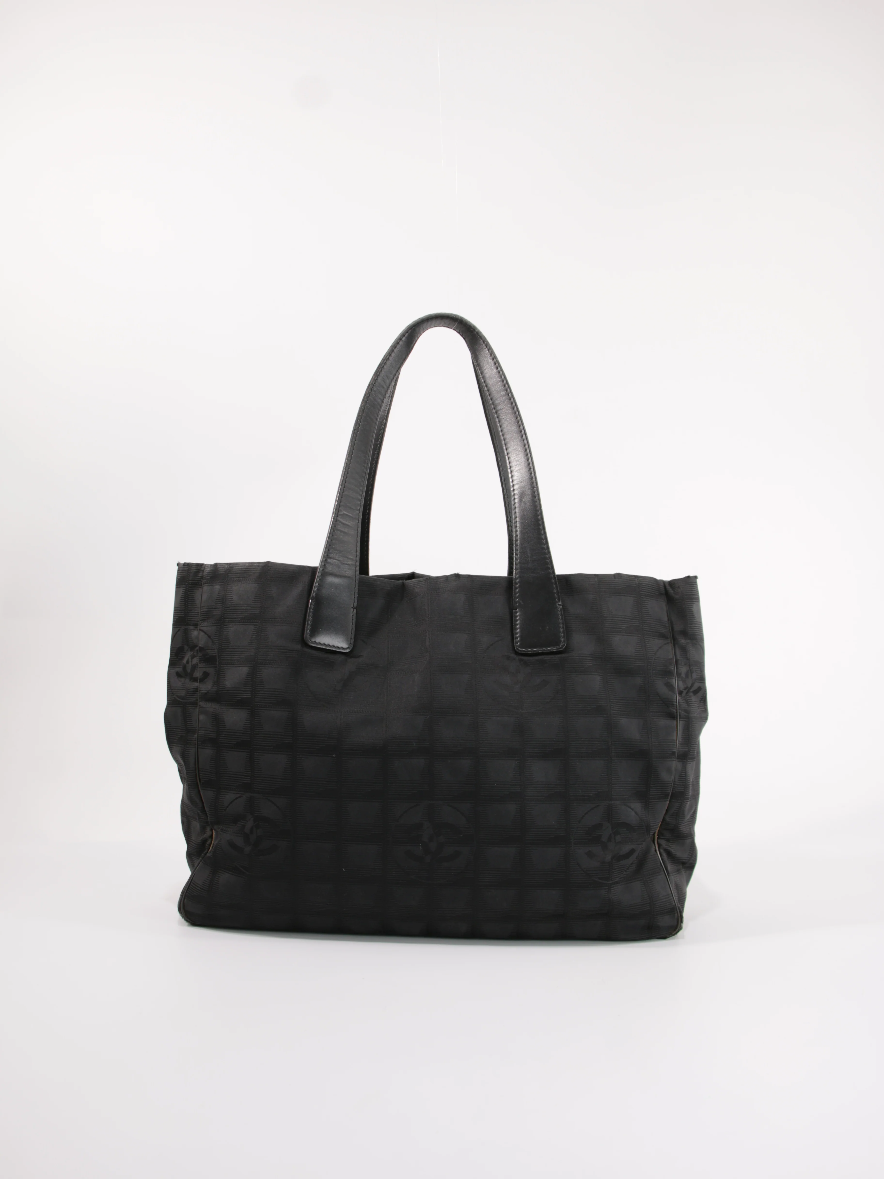 Medium New Travel Line Tote - Image 4