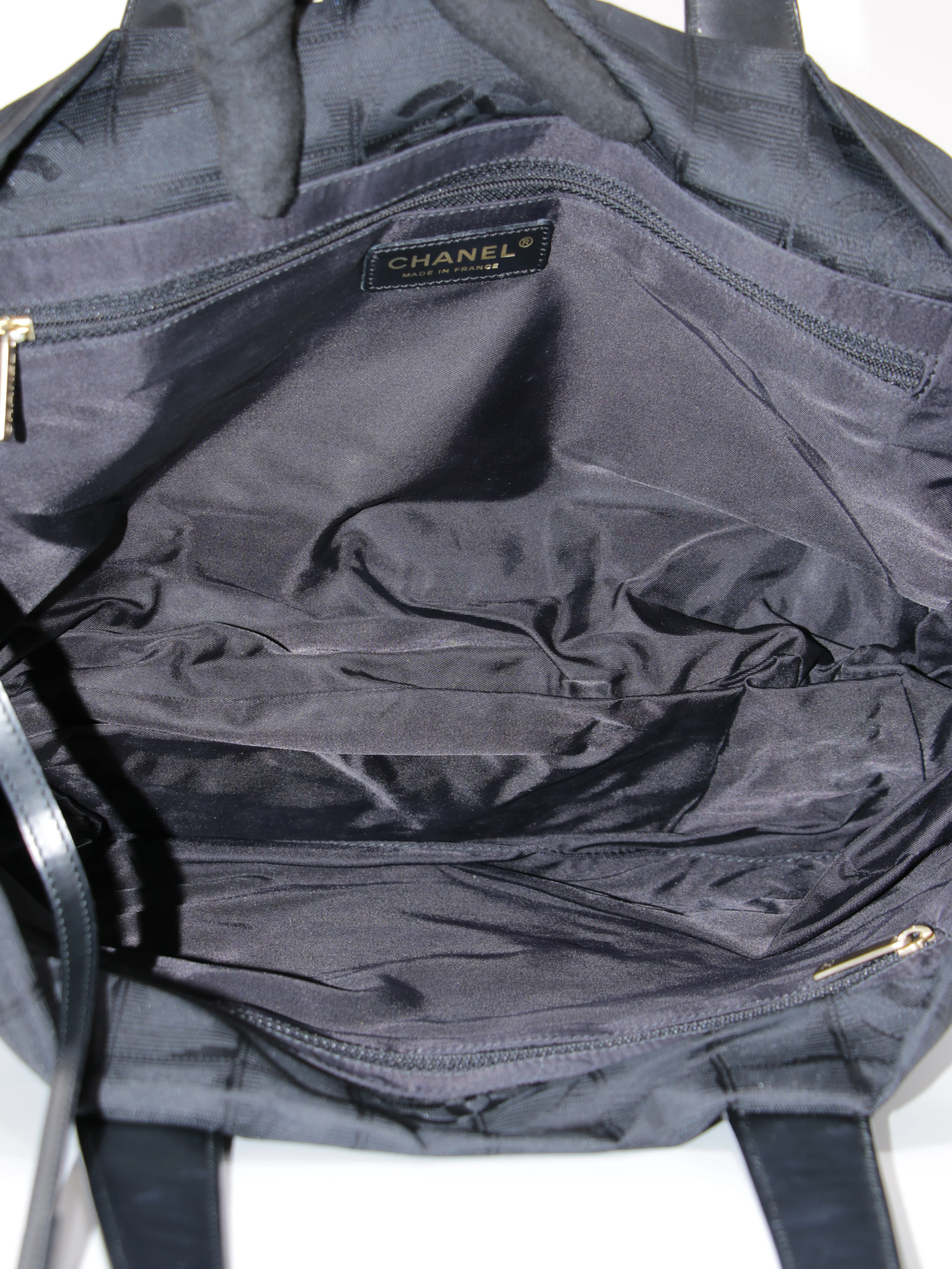 Medium New Travel Line Tote - Image 7