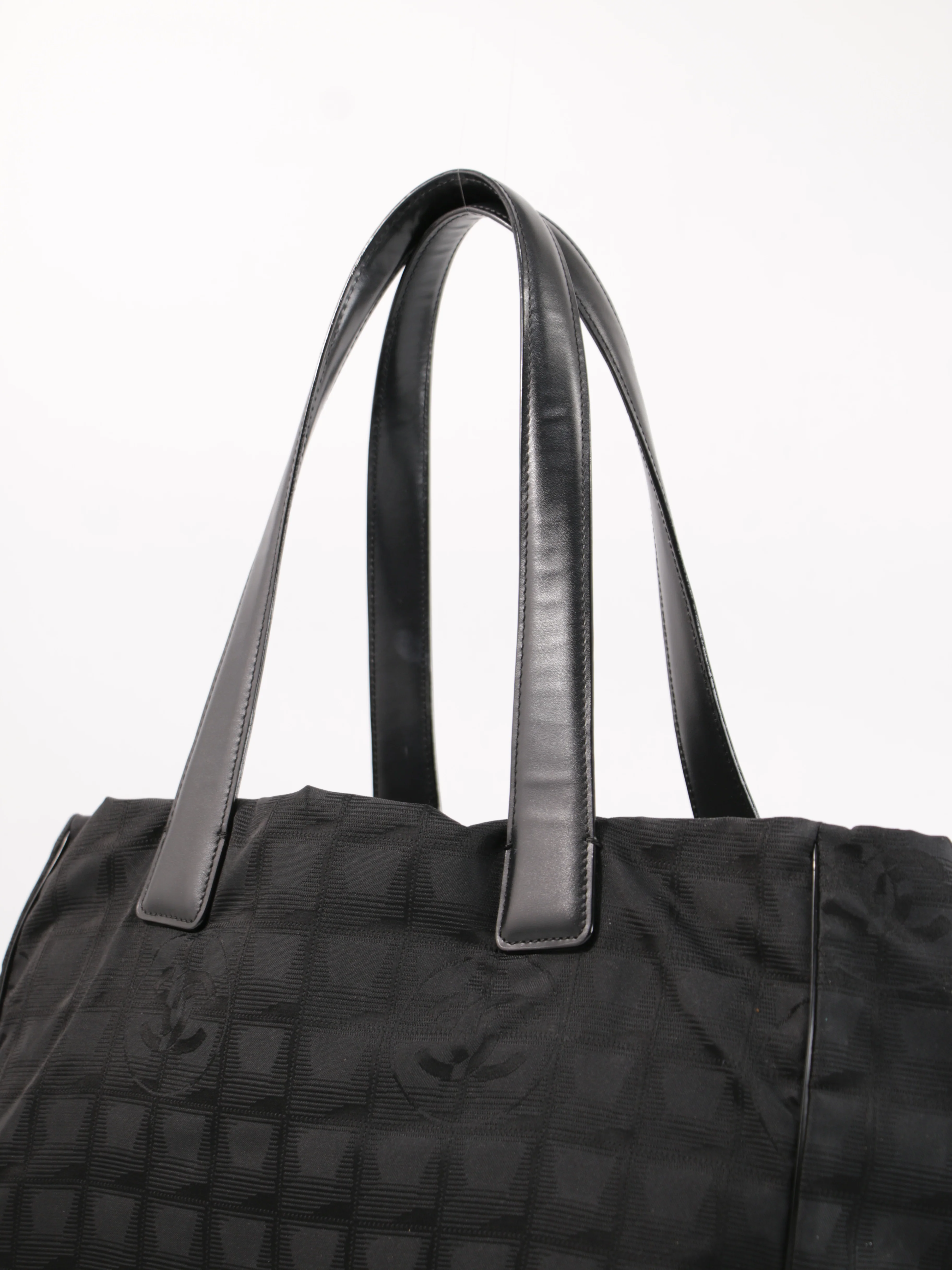 Medium New Travel Line Tote - Image 8