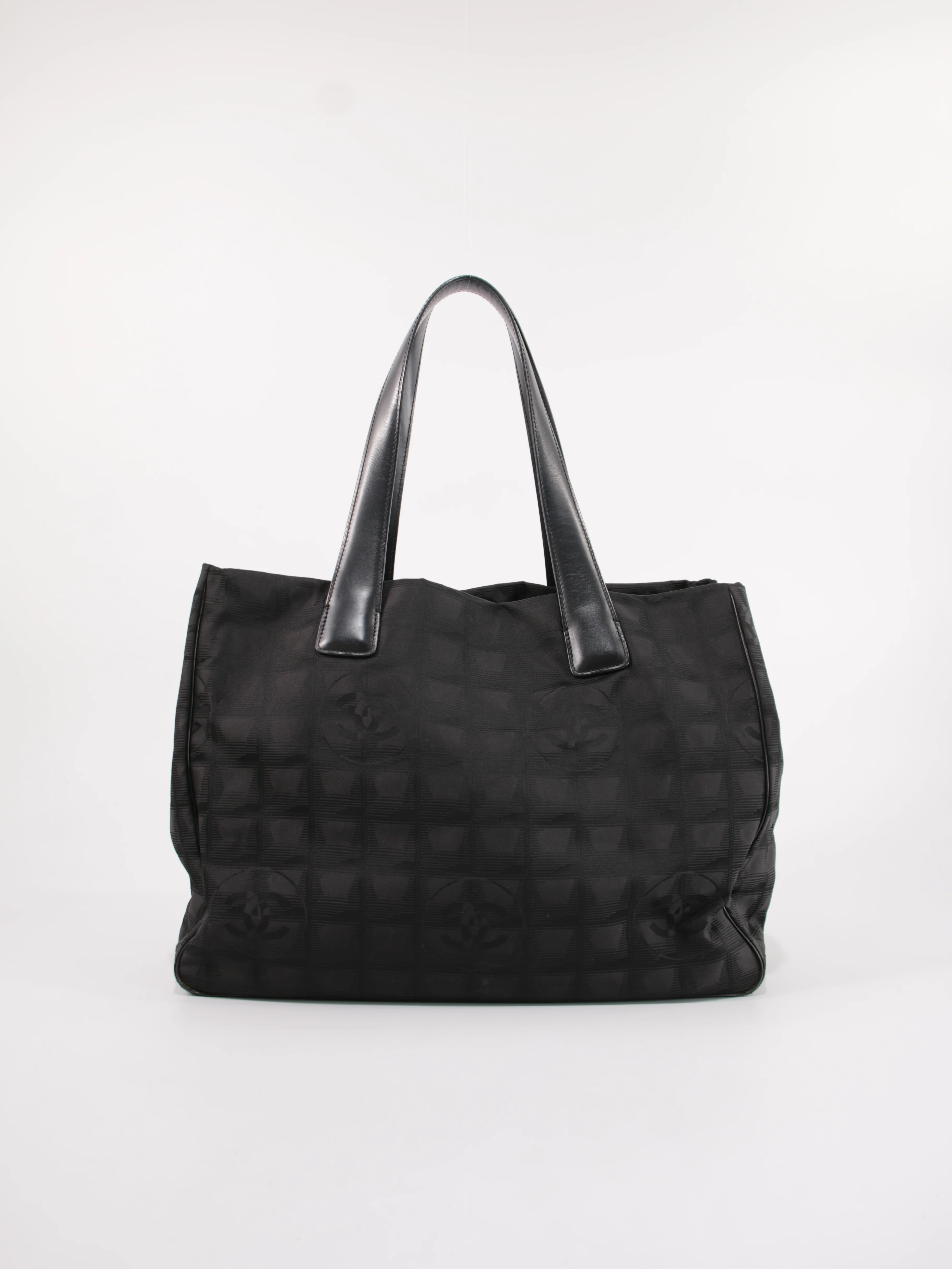Medium New Travel Line Tote - Image 5