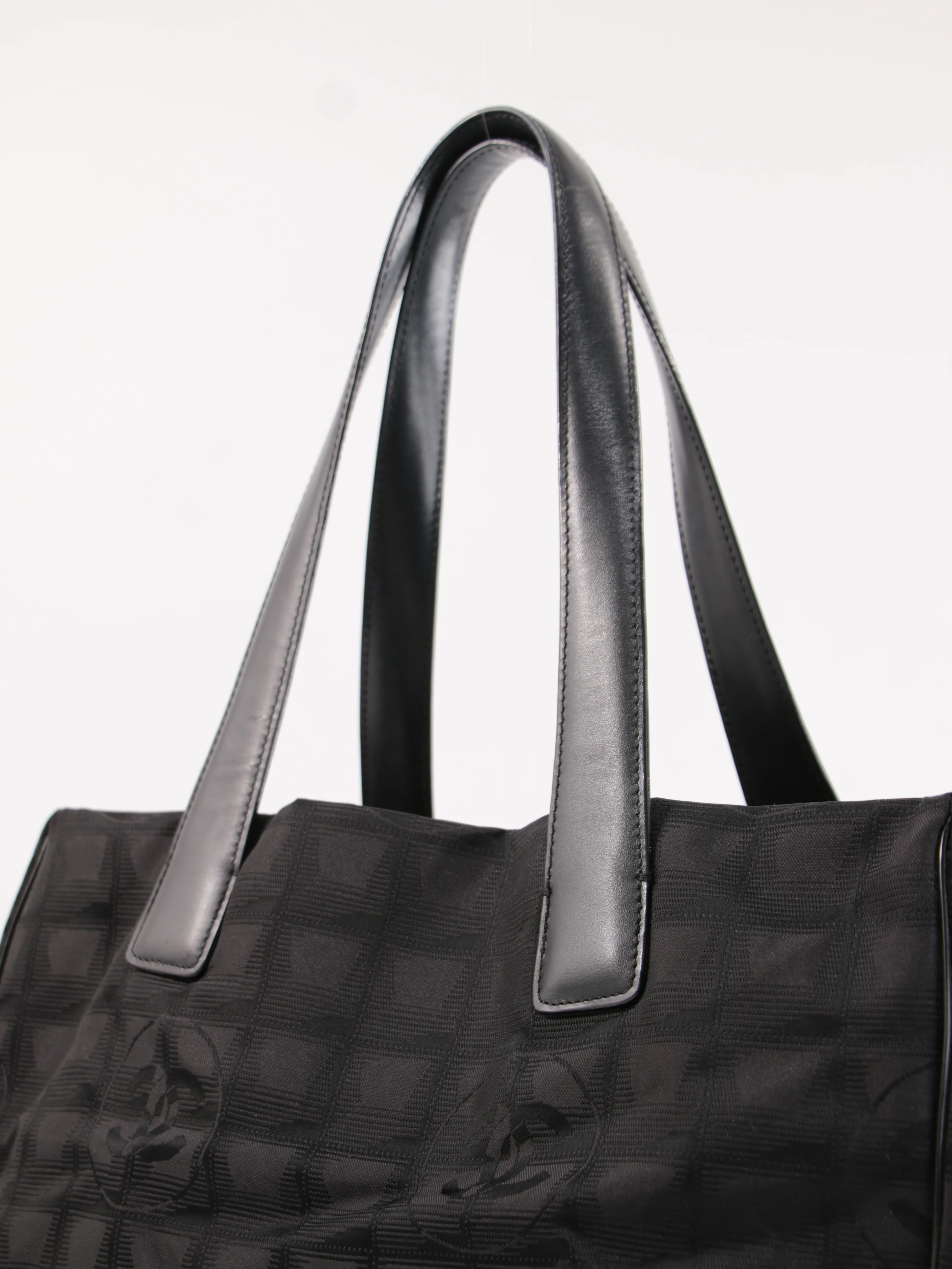 Medium New Travel Line Tote - Image 7