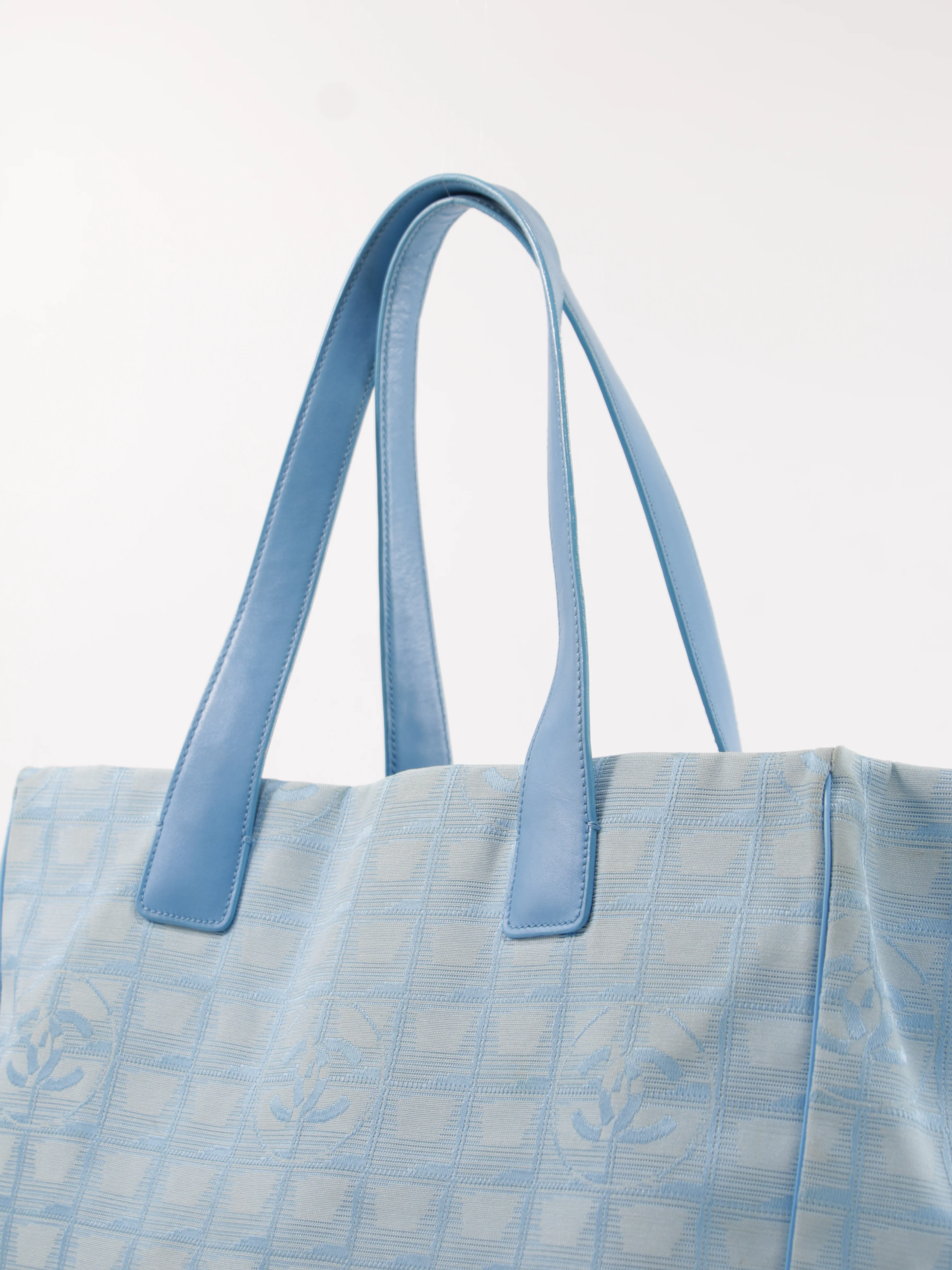 Medium New Travel Line Tote - Image 9