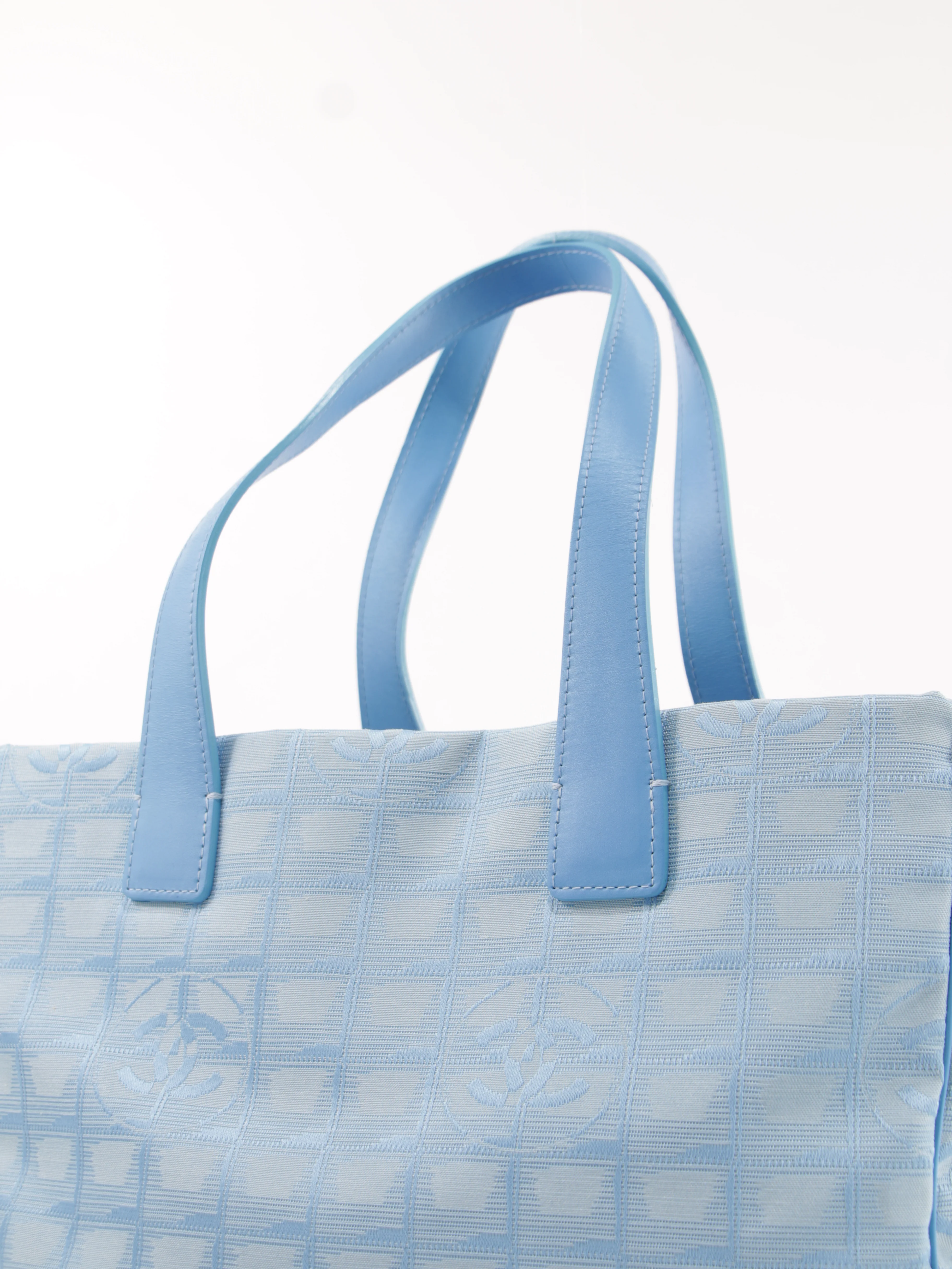 Medium New Travel Line Tote - Image 8