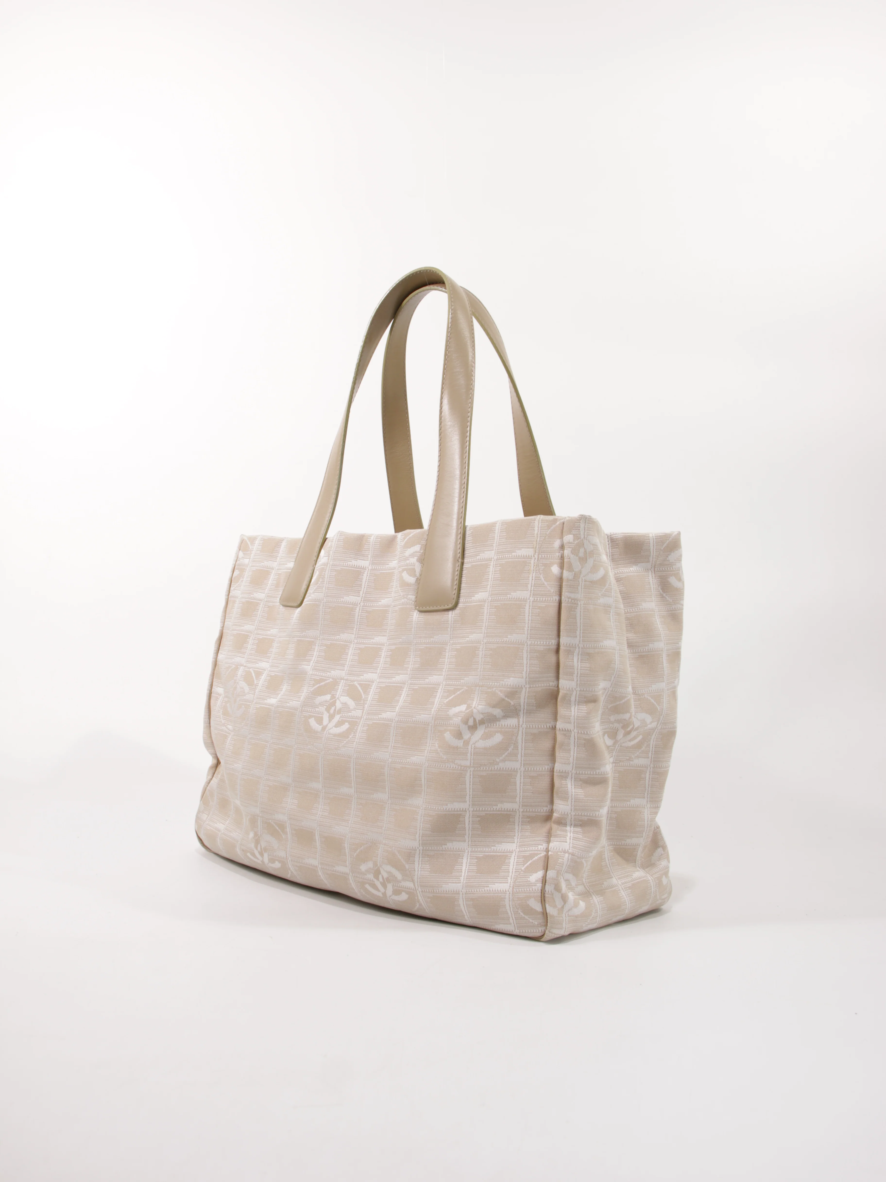 Medium New Travel Line Tote - Image 2