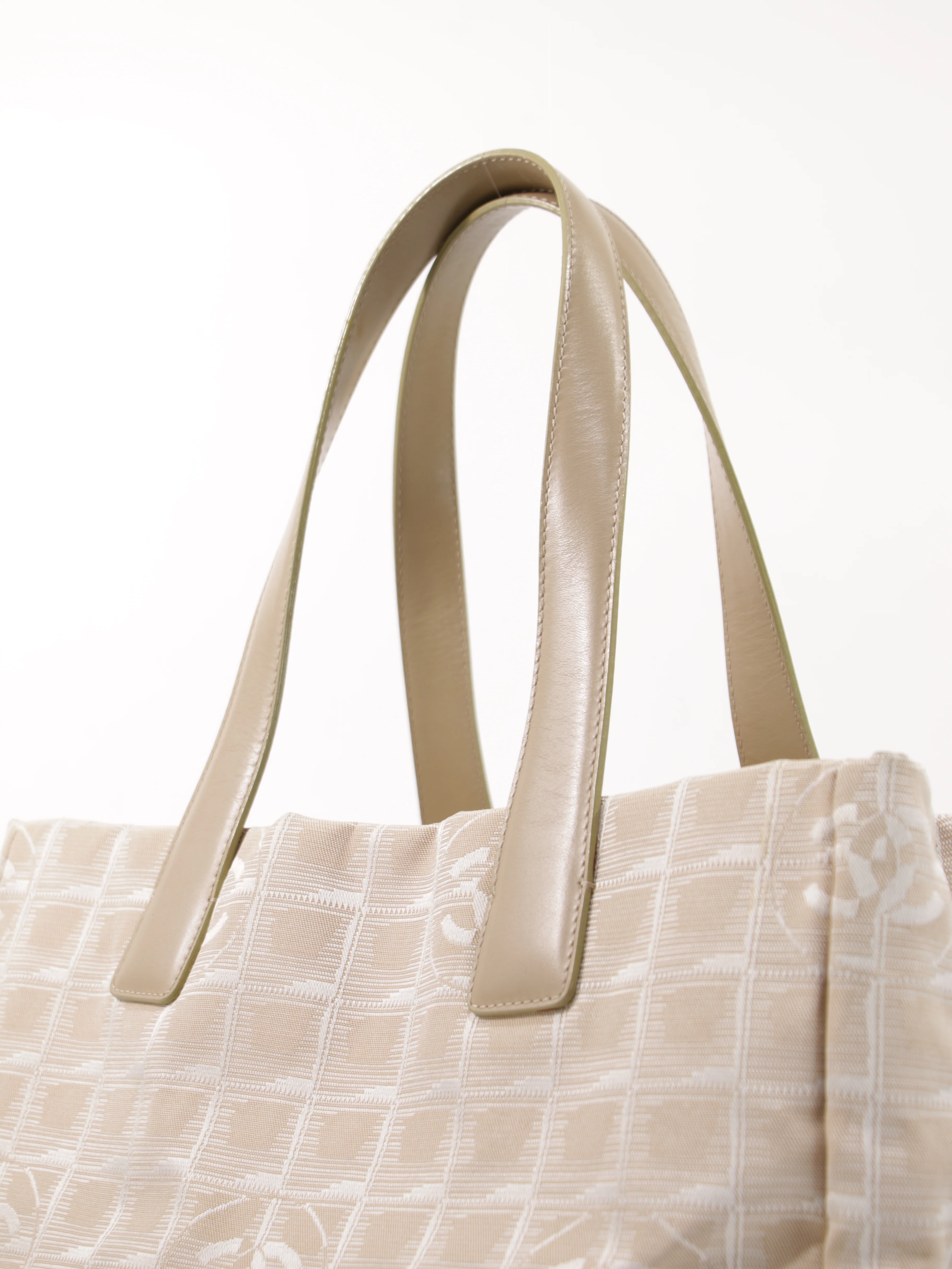 Medium New Travel Line Tote - Image 7