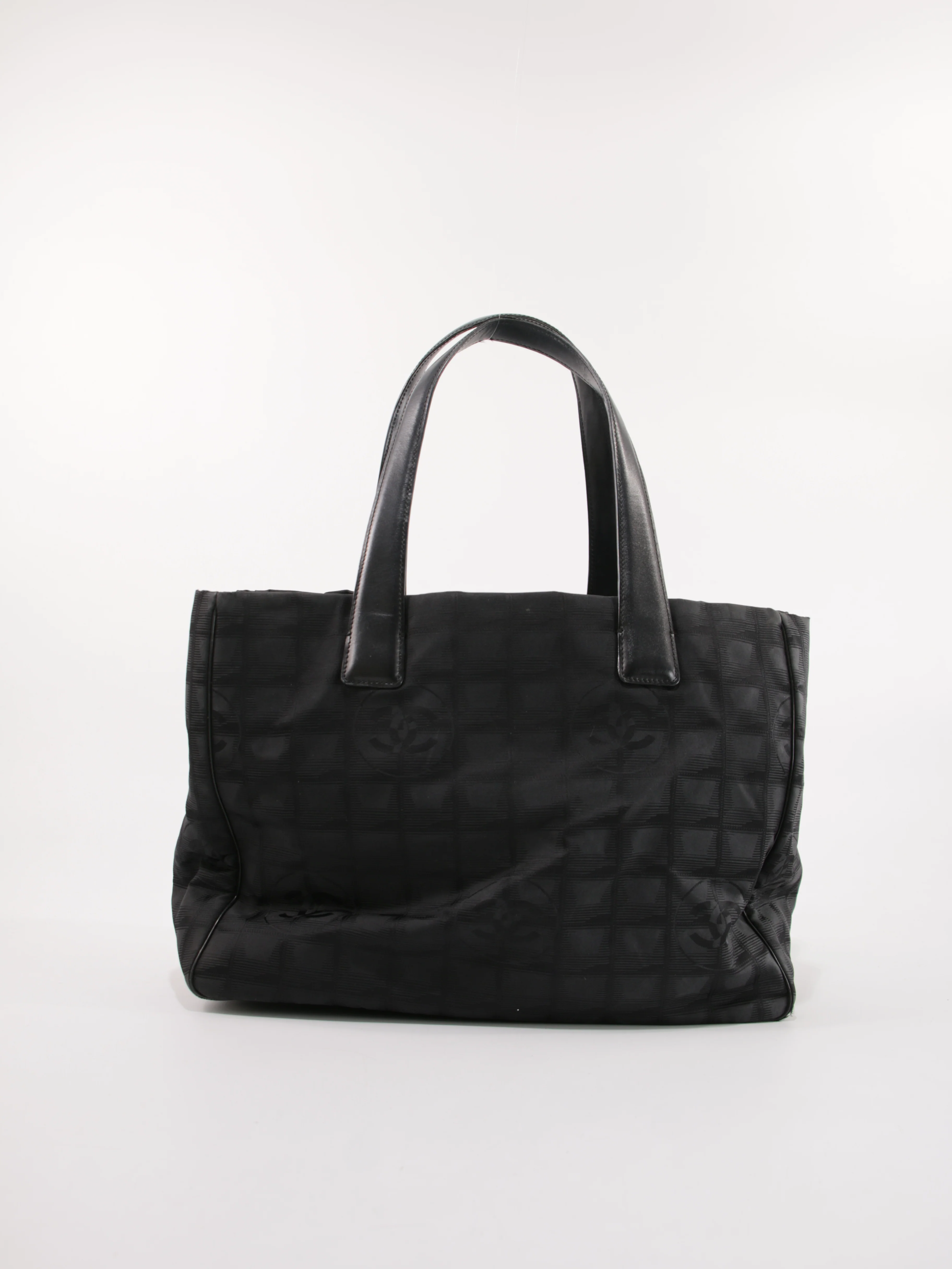 Medium New Travel Line Tote - Image 5
