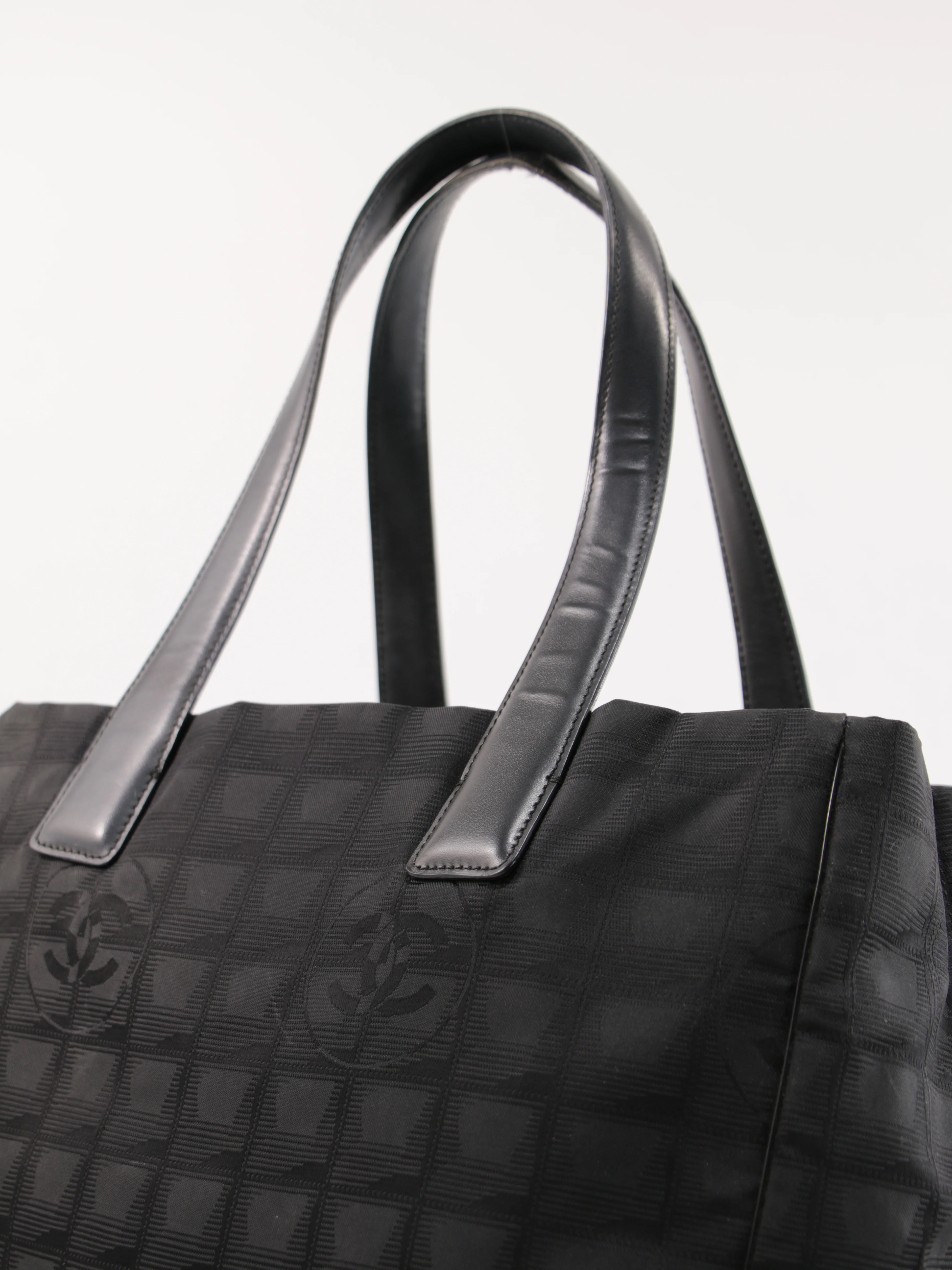Medium New Travel Line Tote - Image 7