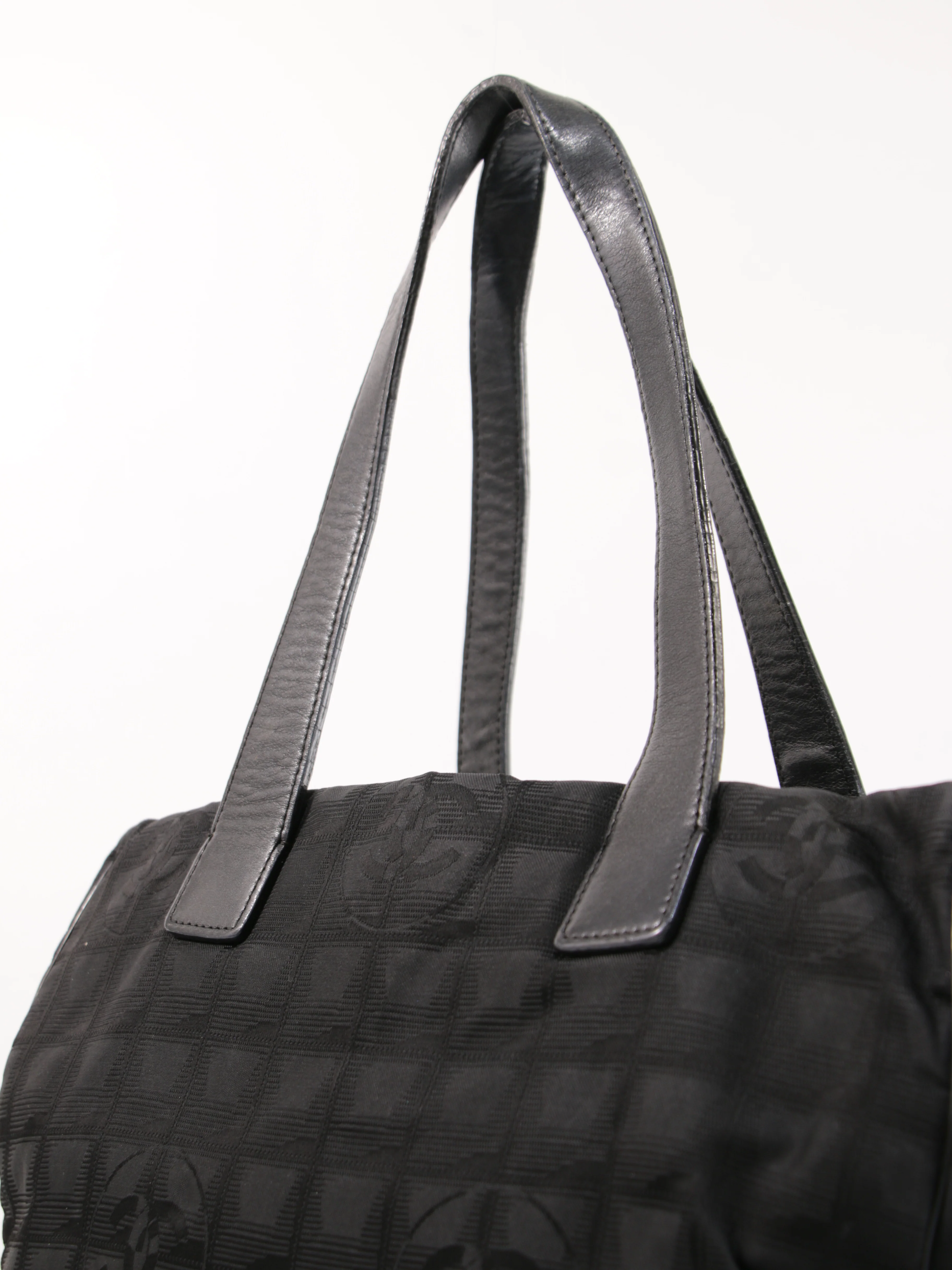 Medium New Travel Line Tote - Image 7