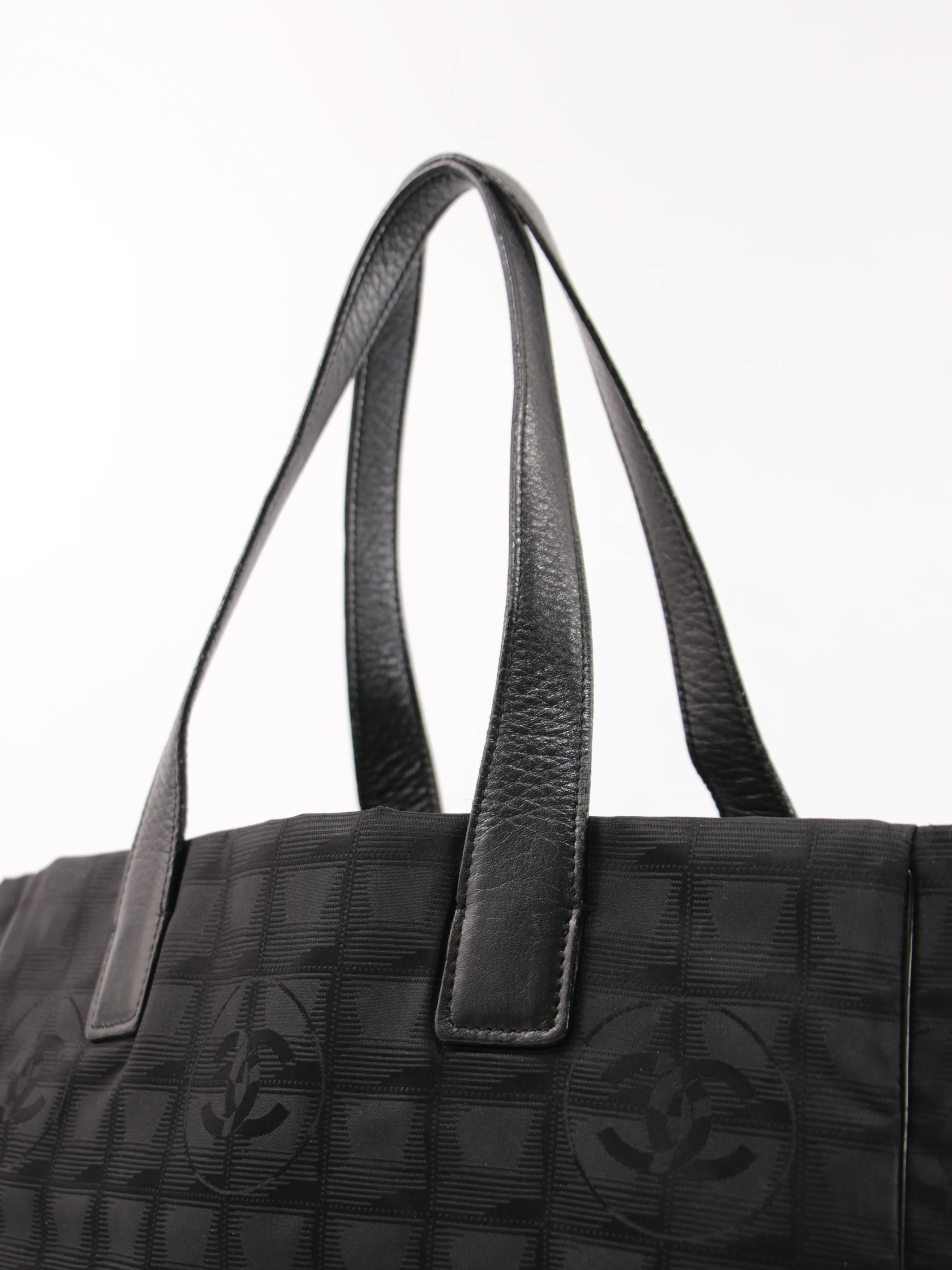 Medium New Travel Line Tote - Image 7