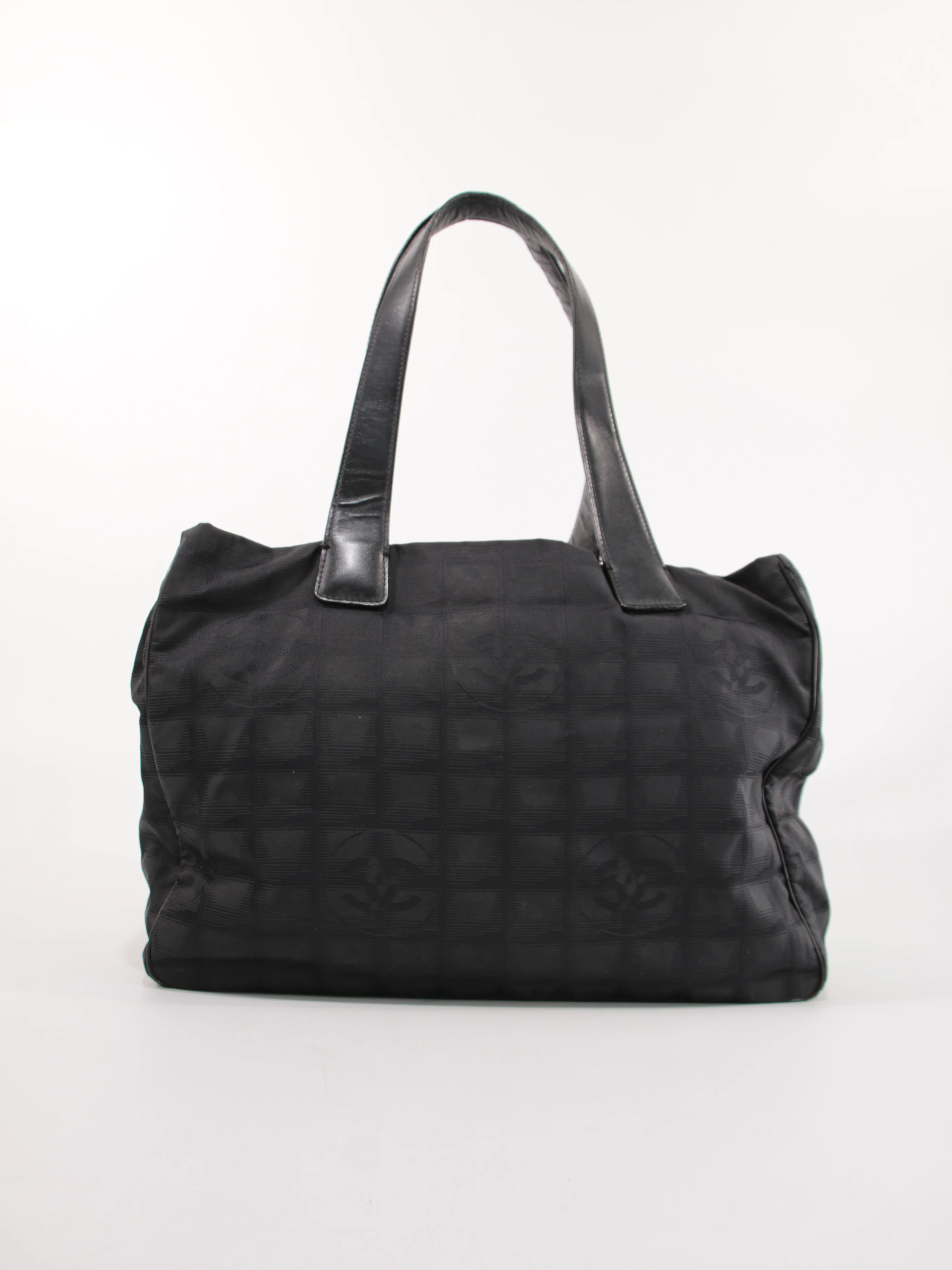 Medium New Travel Line Tote - Image 5