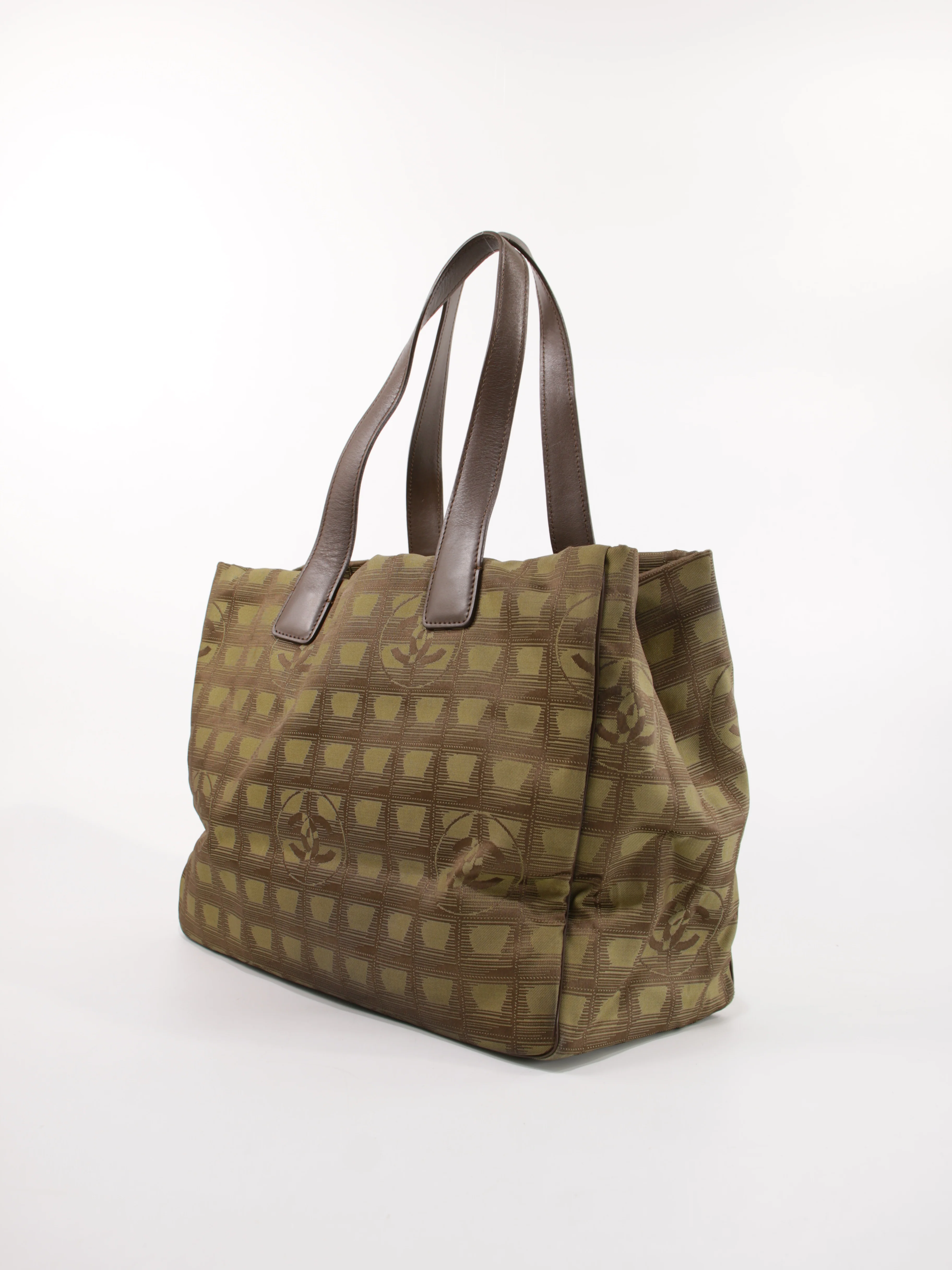 Medium New Travel Line Tote - Image 2