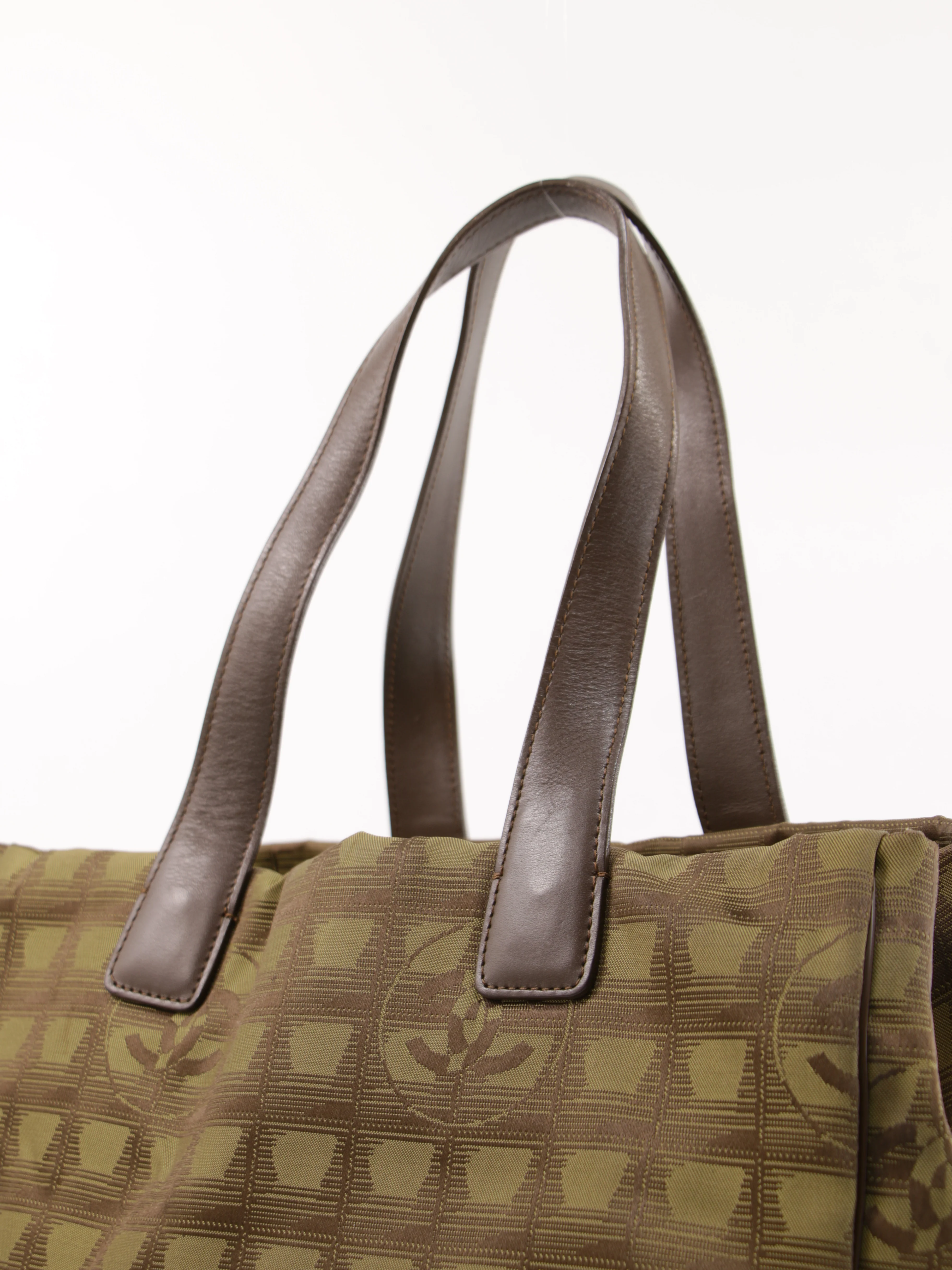 Medium New Travel Line Tote - Image 7