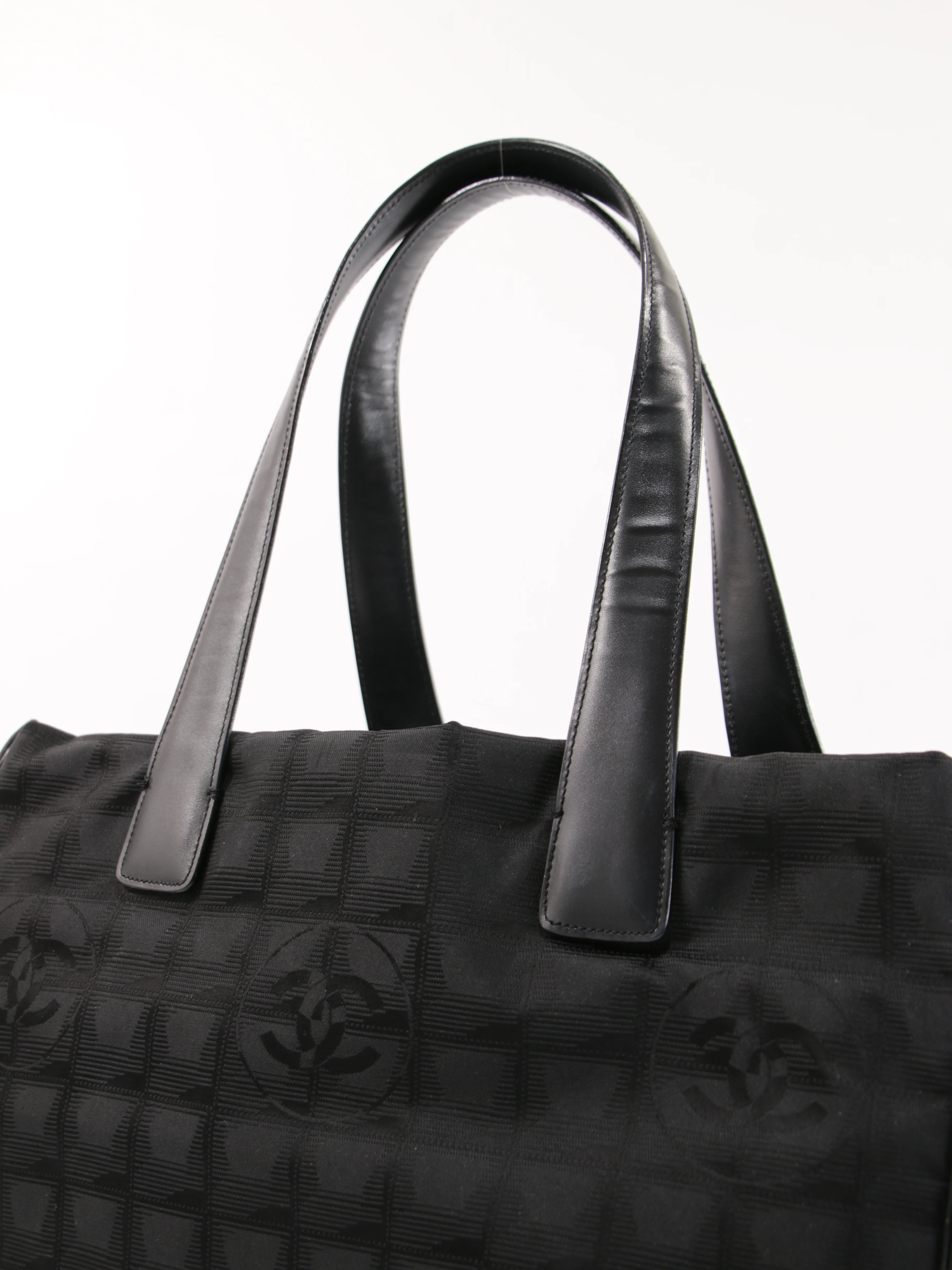 Medium New Travel Line Tote - Image 7