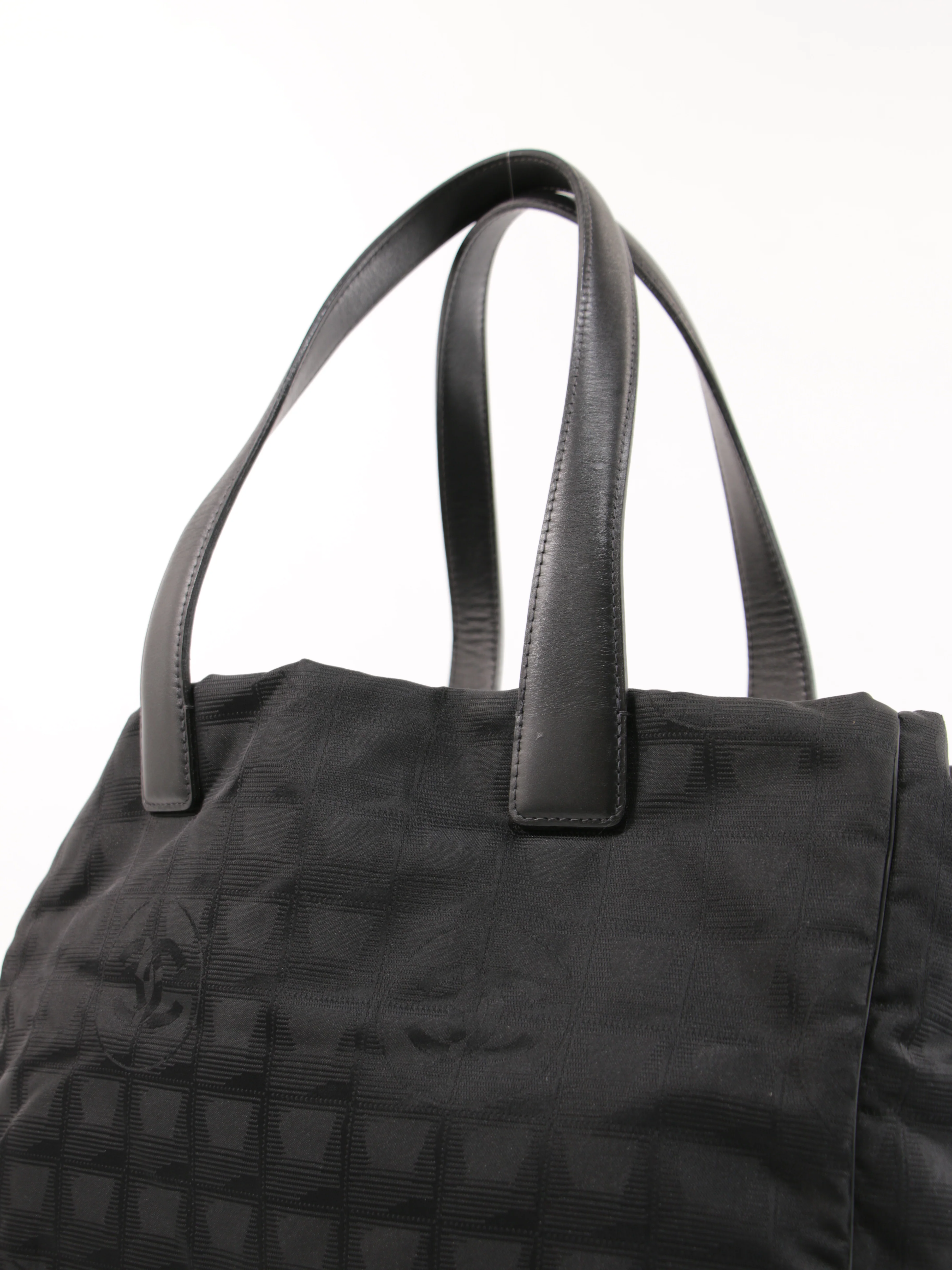Medium New Travel Line Tote - Image 7