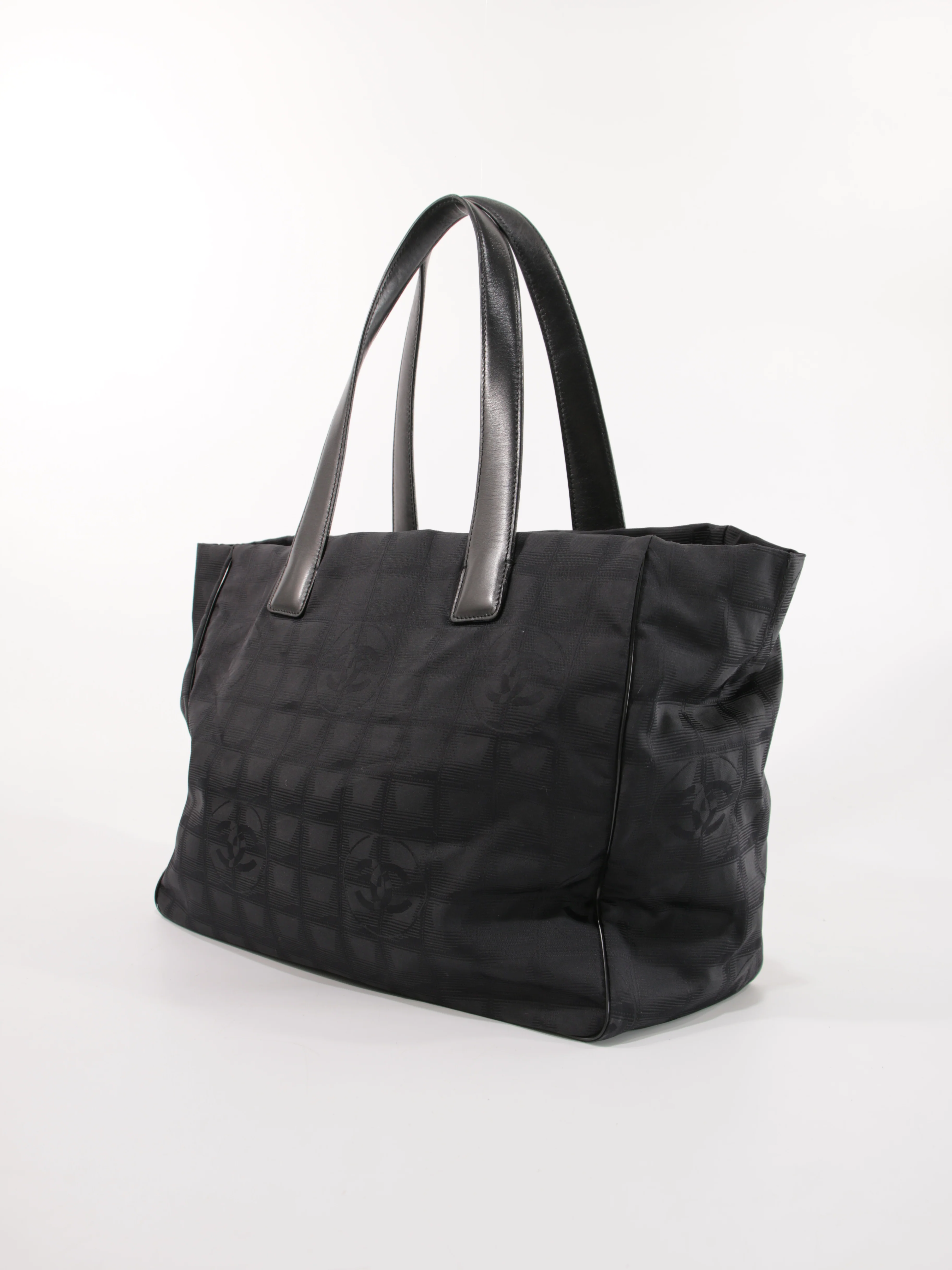 Medium New Travel Line Tote - Image 2