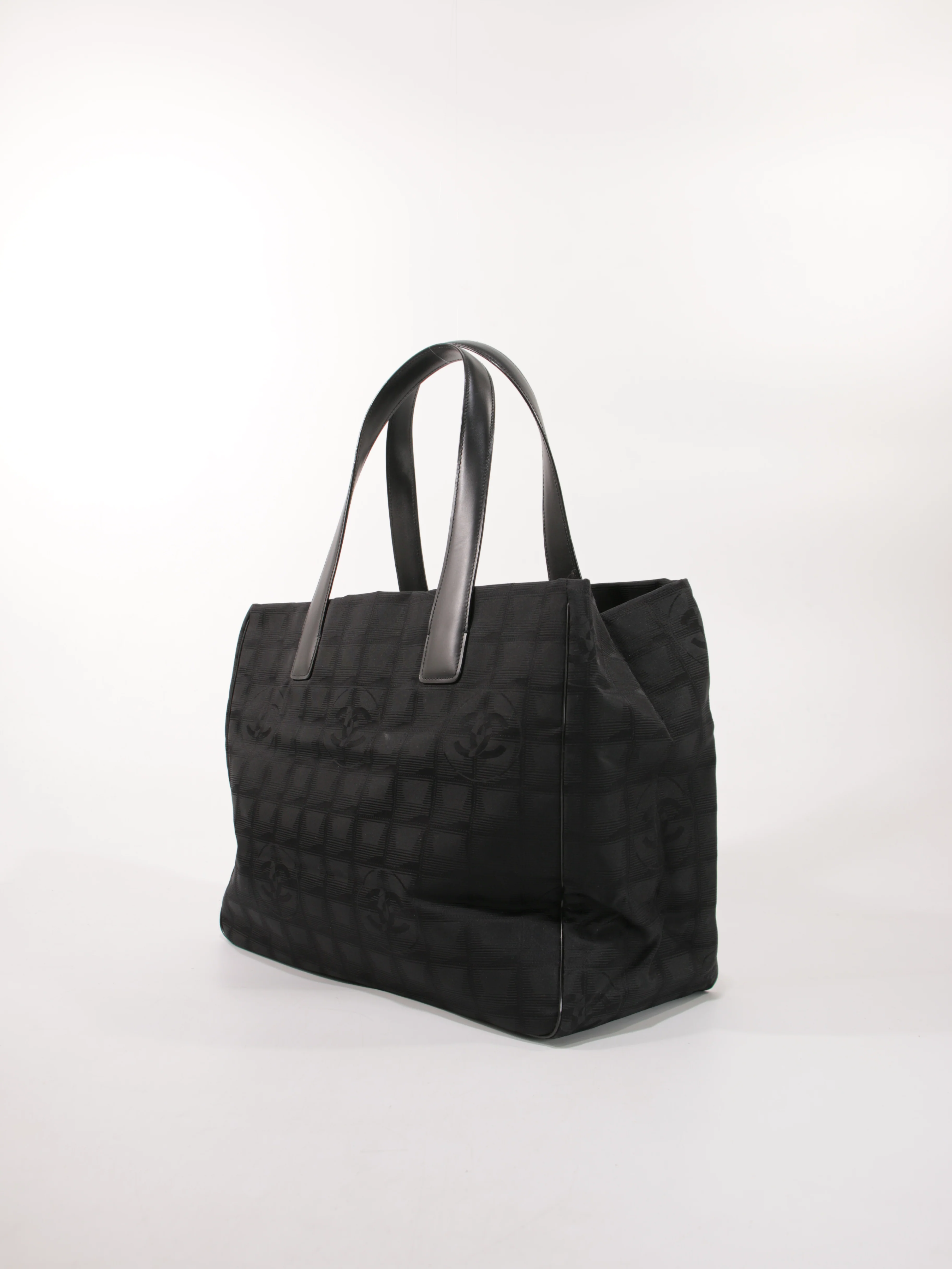 Medium New Travel Line Tote - Image 2