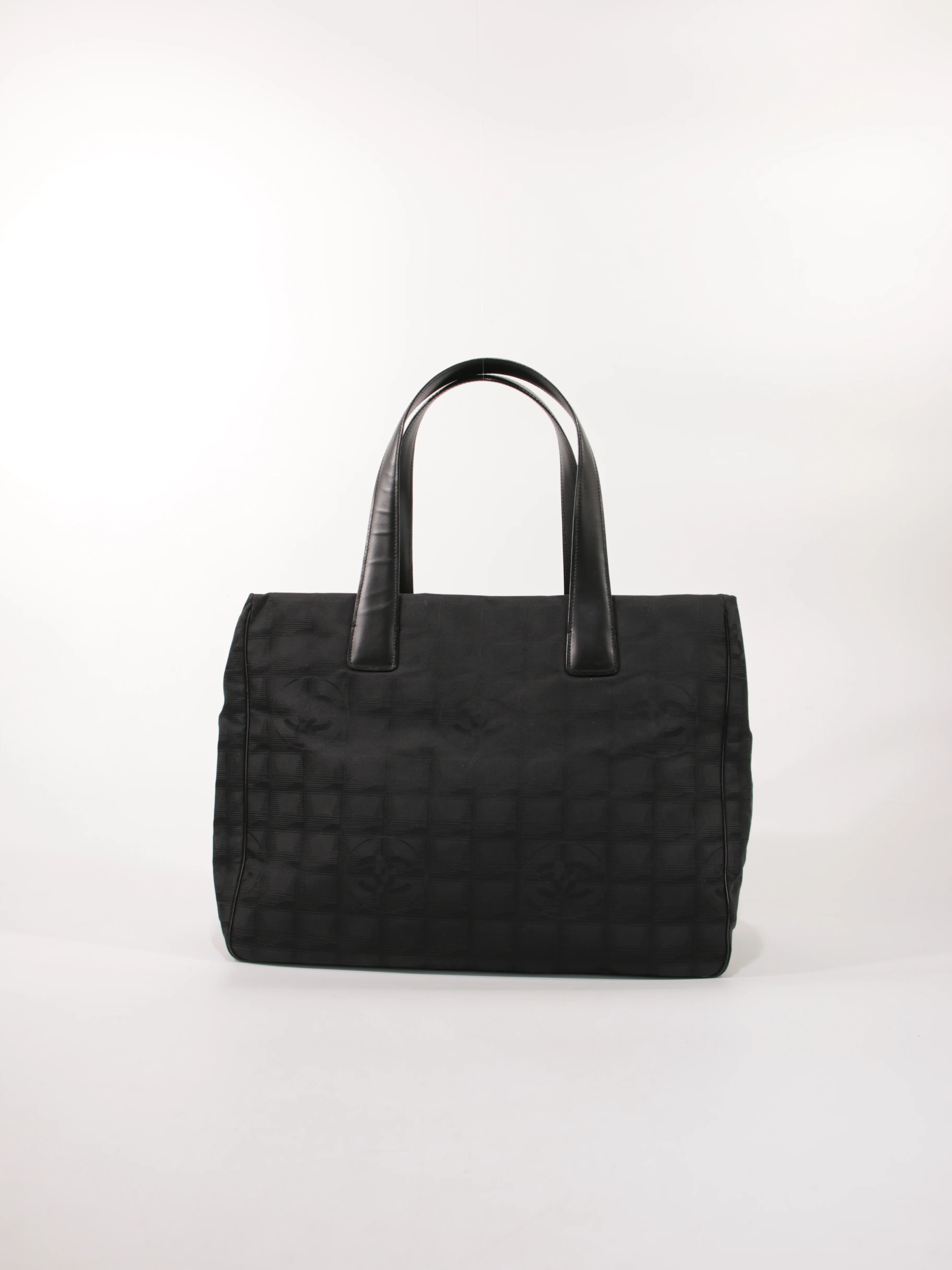 Medium New Travel Line Tote - Image 4