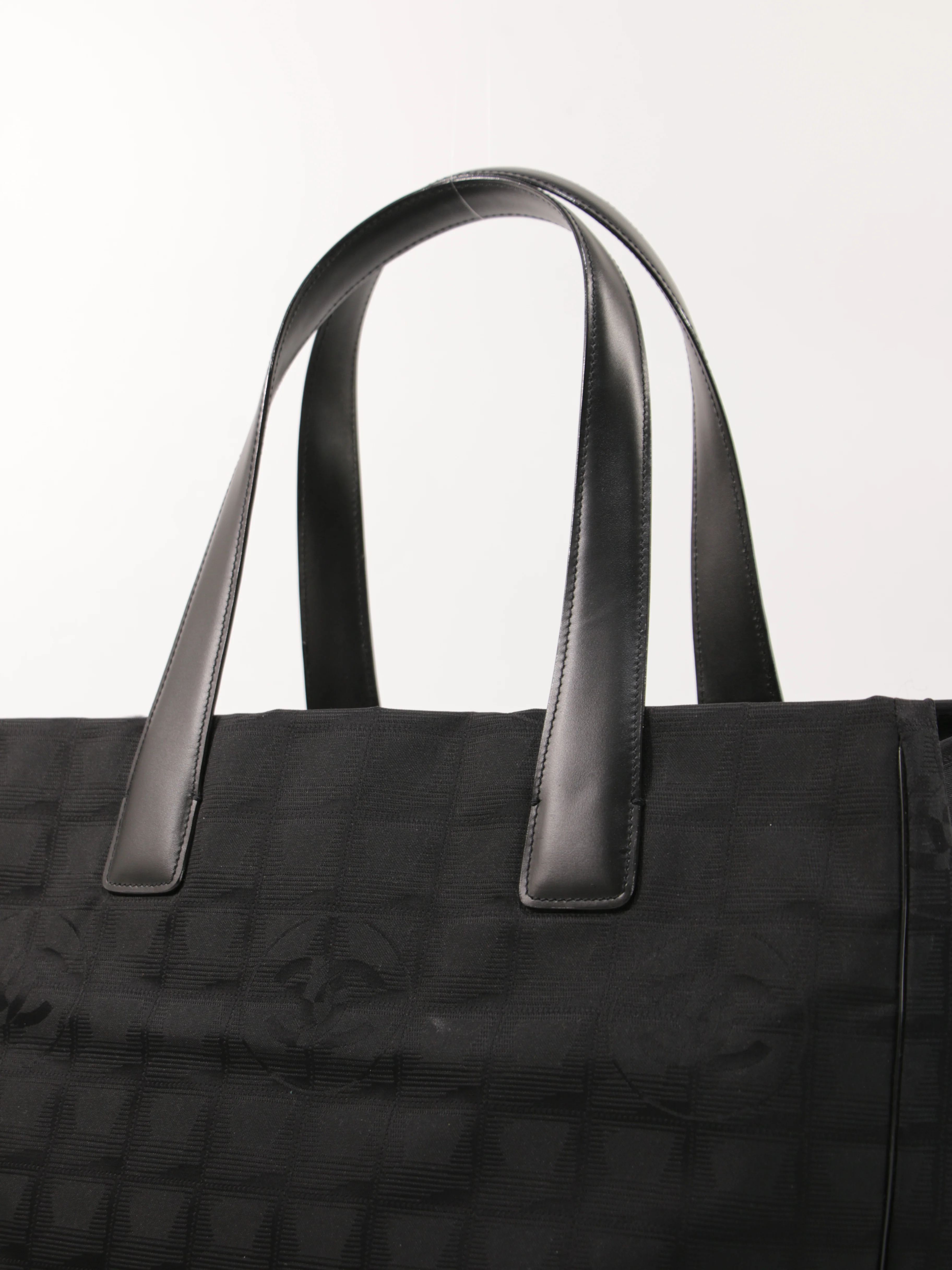Medium New Travel Line Tote - Image 7