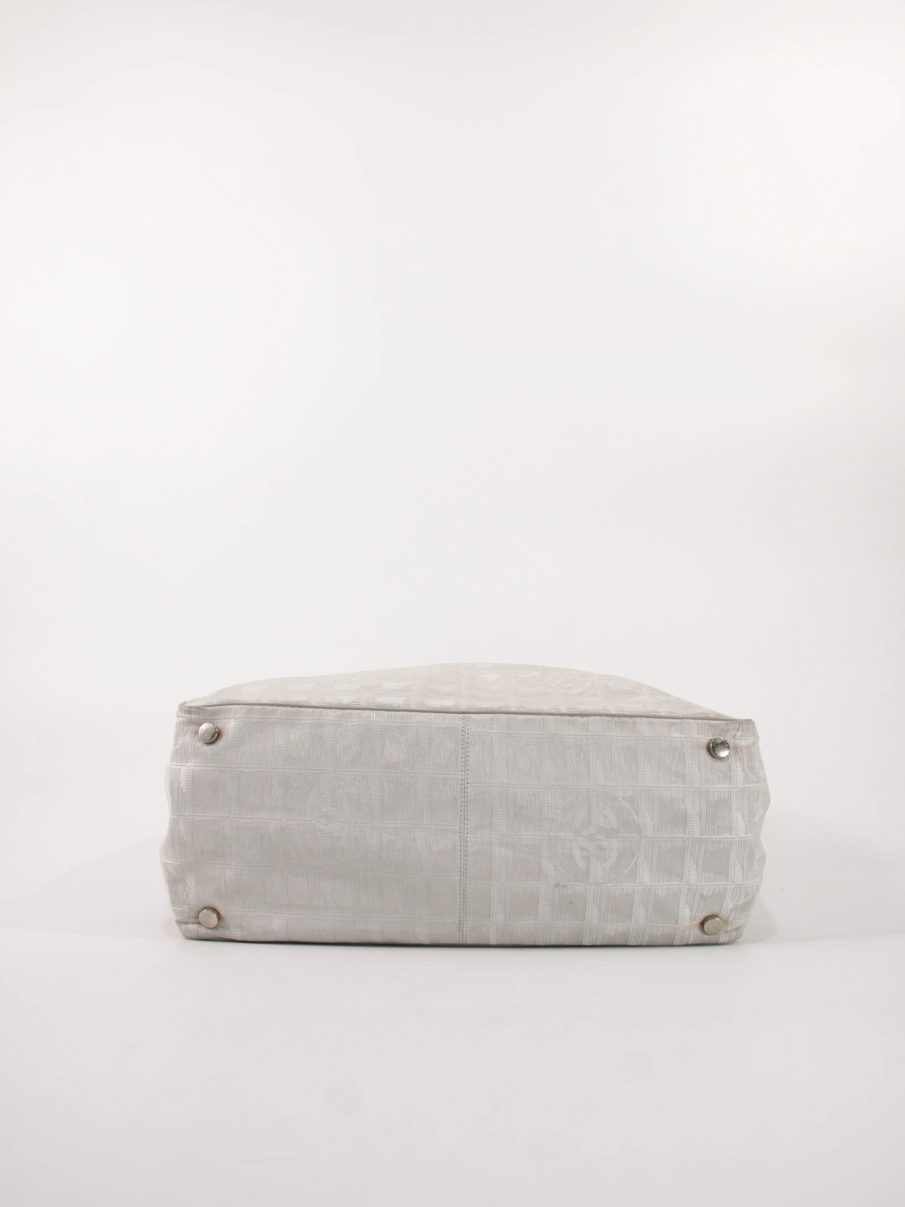 Medium New Travel Line Tote - Image 10