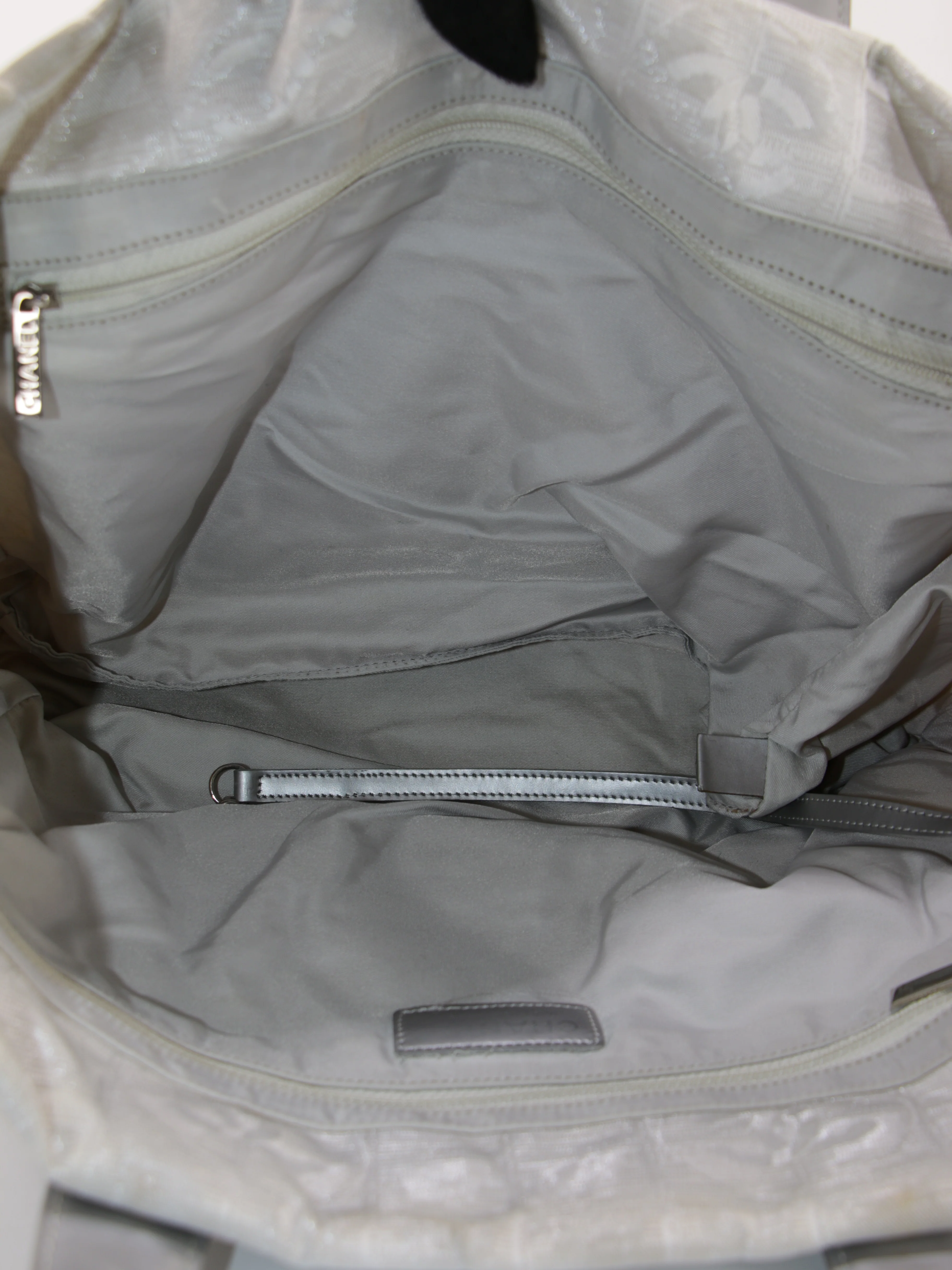 Medium New Travel Line Tote - Image 7