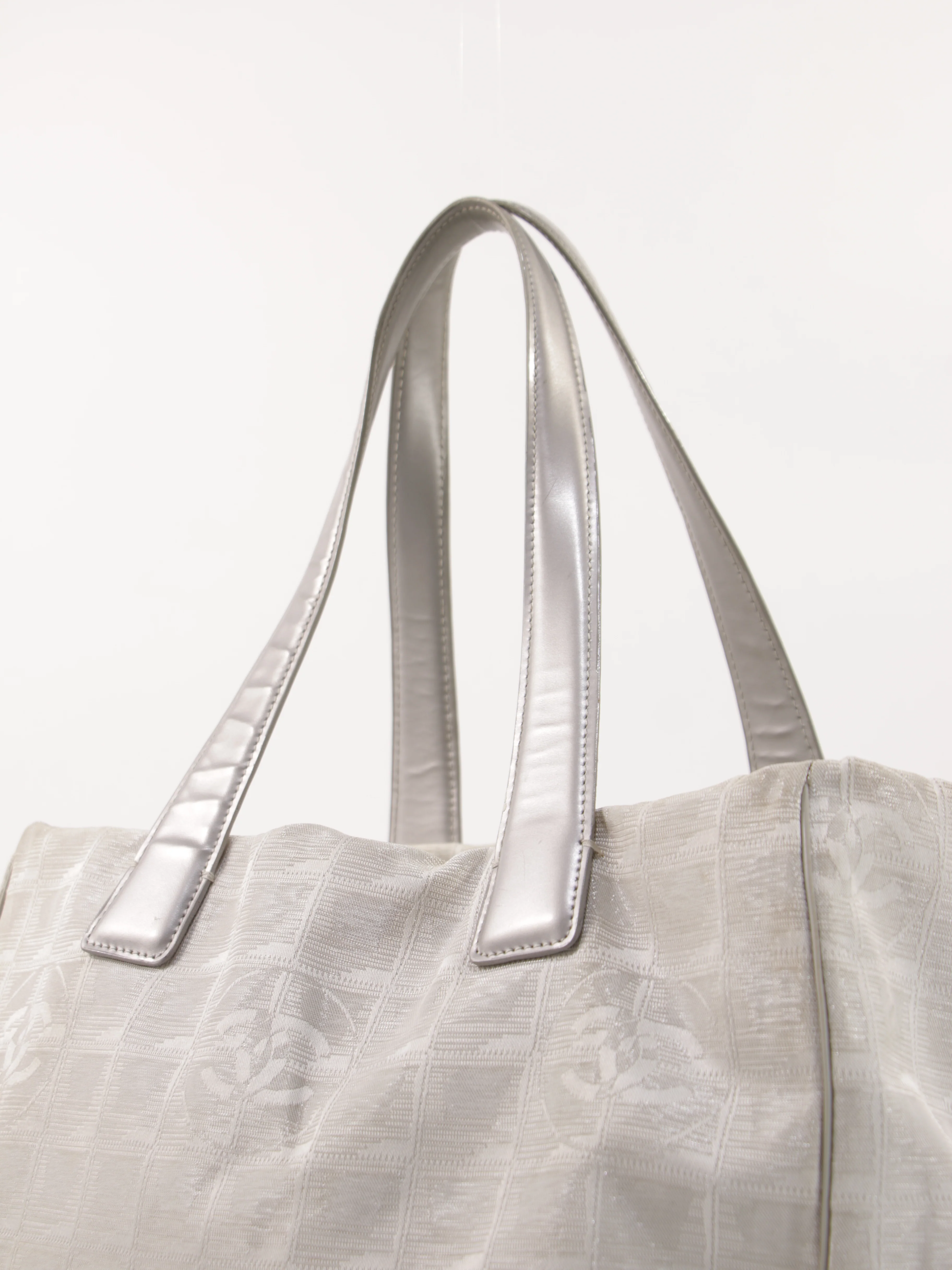 Medium New Travel Line Tote - Image 8